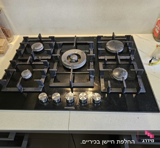 כיריים גז עם חמישה מבערים וכפתורי שליטה